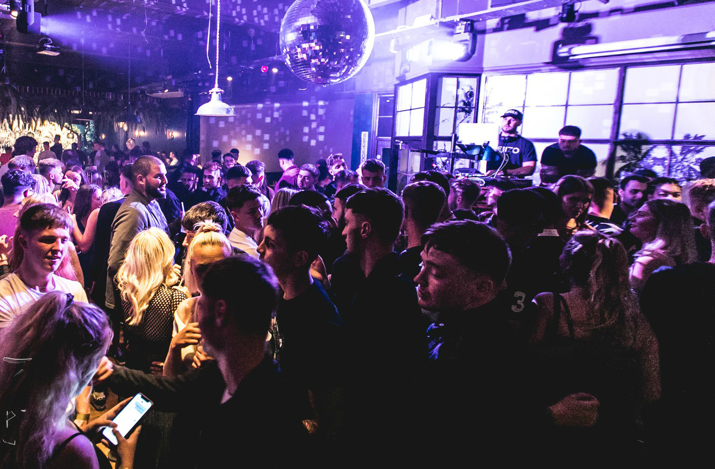 Exploring Hull's Nightlife: Top bars and Nightclubs for students